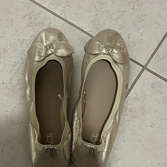 Girl’s golden flat shoes, Size US 3 Y - Picture 2 of 3
